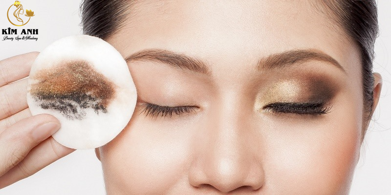 Tẩy trang là bước đầu tiên và quan trọng nhất trong quy trình chăm sóc da ban đêm.